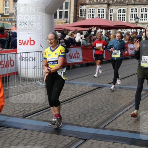 05.10.2025 - 20. swb-Marathon Bremen Yannick Fuchs http://msf.ph/oto/9235629 05.10.2025 11:05:03 Ziel 9220, 9530, 9813, 9866, 10684, 10771, 10891, 11180, 11315, 11372, 11478, 11559, 11636 meine-sportfotos.de