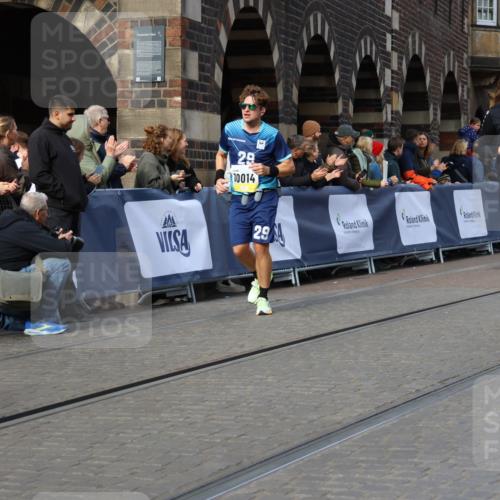05.10.2025 - 20. swb-Marathon Bremen Strokosch-Dieckow http://msf.ph/oto/9235637 05.10.2025 10:55:05 Ziel 9176, 9475, 9791, 10003, 10014, 10034, 10180, 10307, 10326, 10920, 11317, 11363 meine-sportfotos.de