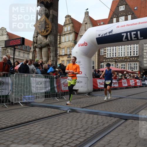 05.10.2025 - 20. swb-Marathon Bremen Yannick Fuchs http://msf.ph/oto/9235677 05.10.2025 10:36:55 Ziel 9429, 9833, 10425 meine-sportfotos.de