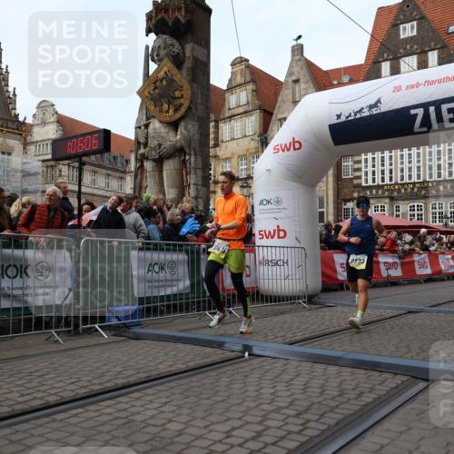 05.10.2025 - 20. swb-Marathon Bremen Yannick Fuchs http://msf.ph/oto/9235680 05.10.2025 10:36:55 Ziel 9429, 9833, 10425 meine-sportfotos.de