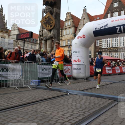05.10.2025 - 20. swb-Marathon Bremen Yannick Fuchs http://msf.ph/oto/9235686 05.10.2025 10:36:55 Ziel 9429, 9833, 10425 meine-sportfotos.de