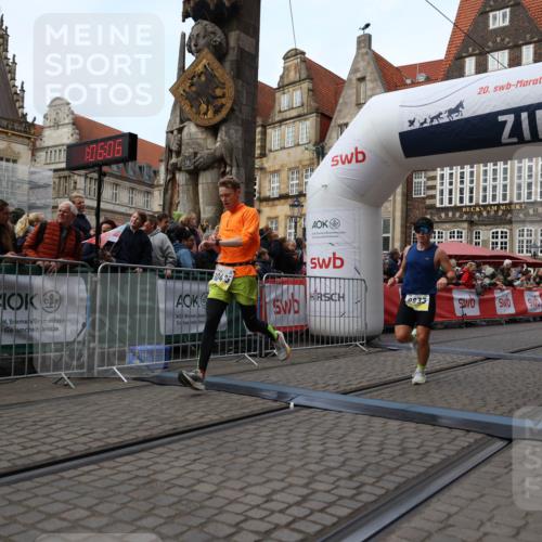05.10.2025 - 20. swb-Marathon Bremen Yannick Fuchs http://msf.ph/oto/9235690 05.10.2025 10:36:56 Ziel 9429, 9833, 10425 meine-sportfotos.de