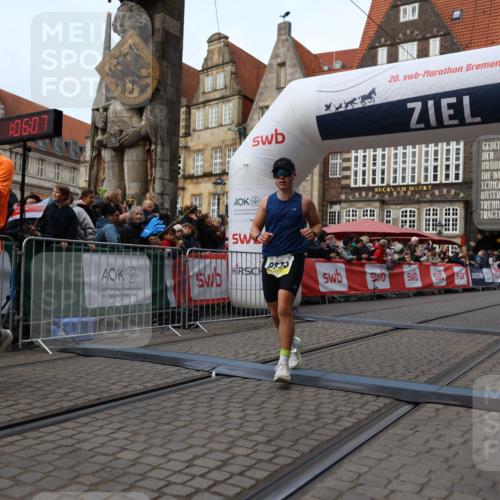 05.10.2025 - 20. swb-Marathon Bremen Yannick Fuchs http://msf.ph/oto/9235692 05.10.2025 10:36:56 Ziel 9429, 9833, 10425 meine-sportfotos.de