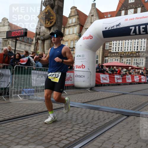 05.10.2025 - 20. swb-Marathon Bremen Yannick Fuchs http://msf.ph/oto/9235710 05.10.2025 10:36:57 Ziel 9429, 9833, 10425 meine-sportfotos.de