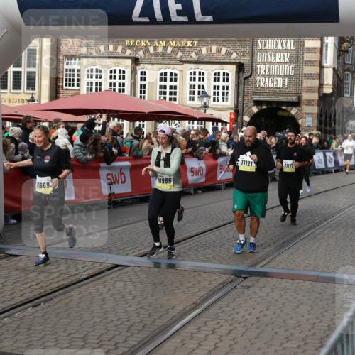 05.10.2025 - 20. swb-Marathon Bremen Yannick Fuchs http://msf.ph/oto/9235717 05.10.2025 11:05:11 Ziel 9220, 9409, 9530, 9642, 9660, 10965, 11090, 11121, 11171, 11180, 11412, 11478, 11559 meine-sportfotos.de