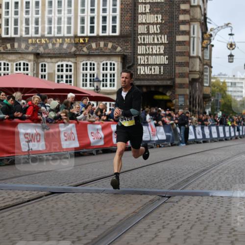 05.10.2025 - 20. swb-Marathon Bremen Yannick Fuchs http://msf.ph/oto/9235721 05.10.2025 10:36:57 Ziel 9429, 9833, 10425 meine-sportfotos.de