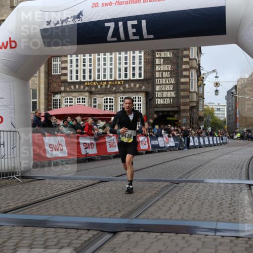 05.10.2025 - 20. swb-Marathon Bremen Yannick Fuchs http://msf.ph/oto/9235727 05.10.2025 10:36:58 Ziel 9429, 9833, 10425 meine-sportfotos.de