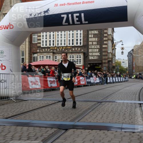 05.10.2025 - 20. swb-Marathon Bremen Yannick Fuchs http://msf.ph/oto/9235736 05.10.2025 10:36:58 Ziel 9429, 9833, 10425 meine-sportfotos.de