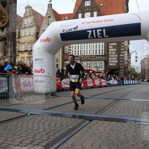 05.10.2025 - 20. swb-Marathon Bremen Yannick Fuchs http://msf.ph/oto/9235743 05.10.2025 10:36:58 Ziel 9429, 9833, 10425 meine-sportfotos.de