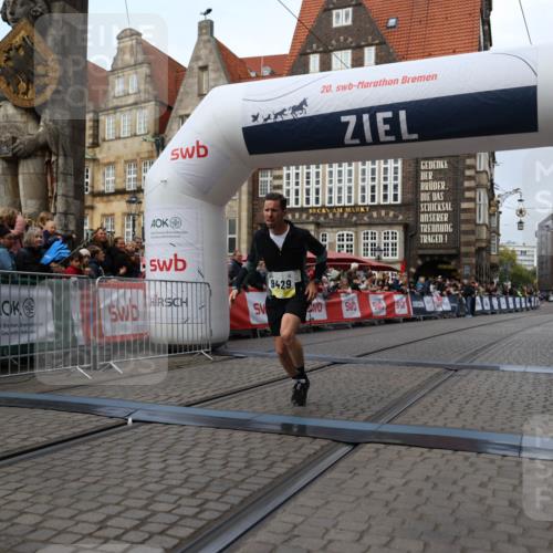 05.10.2025 - 20. swb-Marathon Bremen Yannick Fuchs http://msf.ph/oto/9235745 05.10.2025 10:36:58 Ziel 9429, 9833, 10425 meine-sportfotos.de