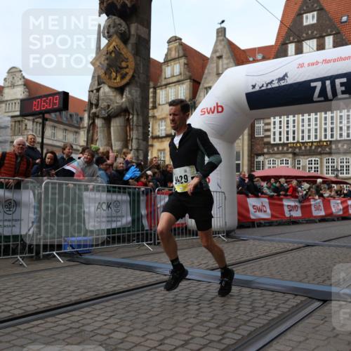 05.10.2025 - 20. swb-Marathon Bremen Yannick Fuchs http://msf.ph/oto/9235752 05.10.2025 10:36:59 Ziel 9429, 9833, 10425 meine-sportfotos.de