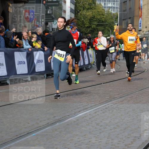 05.10.2025 - 20. swb-Marathon Bremen Strokosch-Dieckow http://msf.ph/oto/9235754 05.10.2025 10:55:13 Ziel 9176, 9201, 9318, 9654, 9881, 9933, 10003, 10034, 10116, 10326, 11042, 11140, 11317 meine-sportfotos.de
