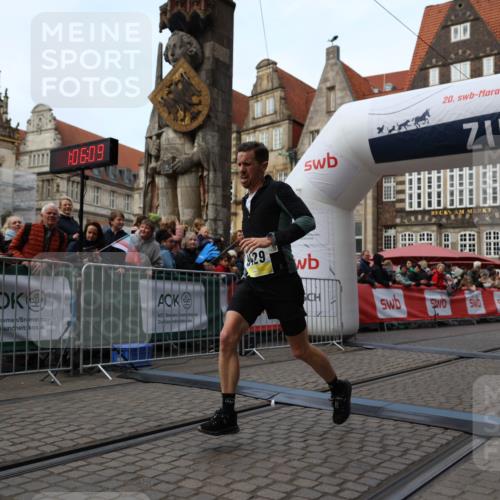 05.10.2025 - 20. swb-Marathon Bremen Yannick Fuchs http://msf.ph/oto/9235755 05.10.2025 10:36:59 Ziel 9429, 9833, 10425 meine-sportfotos.de