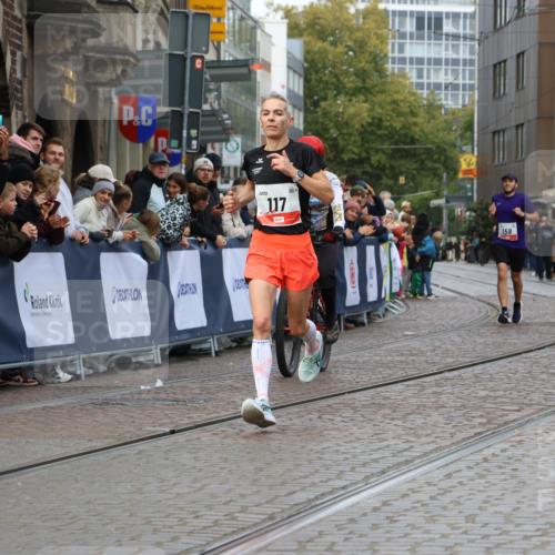 05.10.2025 - 20. swb-Marathon Bremen Strokosch-Dieckow http://msf.ph/oto/9235756 05.10.2025 12:38:50 Ziel 117, 158 meine-sportfotos.de