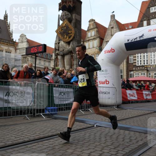 05.10.2025 - 20. swb-Marathon Bremen Yannick Fuchs http://msf.ph/oto/9235757 05.10.2025 10:36:59 Ziel 9429, 9833, 10425 meine-sportfotos.de