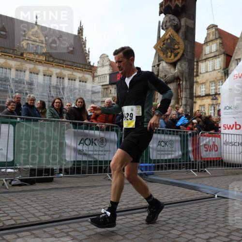 05.10.2025 - 20. swb-Marathon Bremen Yannick Fuchs http://msf.ph/oto/9235761 05.10.2025 10:36:59 Ziel 9429, 9833, 10425 meine-sportfotos.de