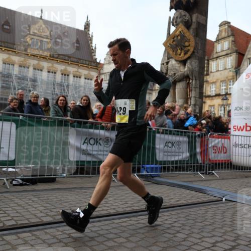 05.10.2025 - 20. swb-Marathon Bremen Yannick Fuchs http://msf.ph/oto/9235764 05.10.2025 10:36:59 Ziel 9429, 9833, 10425 meine-sportfotos.de