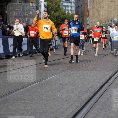 05.10.2025 - 20. swb-Marathon Bremen Strokosch-Dieckow http://msf.ph/oto/9235824 05.10.2025 10:55:16 Ziel 9201, 9318, 9350, 9514, 9654, 9881, 9933, 10003, 10116, 10260, 10326, 10970, 11042, 11115, 11140, 11431, 11702 meine-sportfotos.de