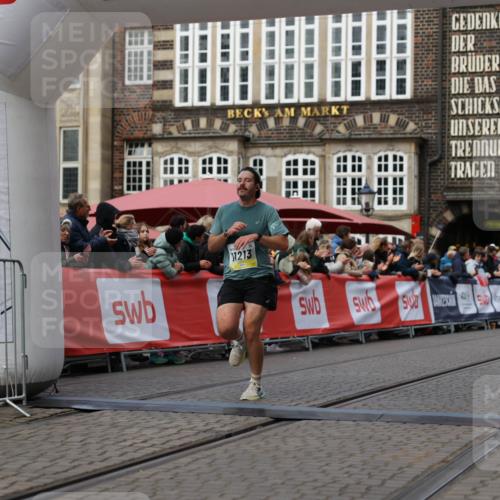 05.10.2025 - 20. swb-Marathon Bremen Yannick Fuchs http://msf.ph/oto/9235852 05.10.2025 10:37:22 Ziel 9565, 11213 meine-sportfotos.de