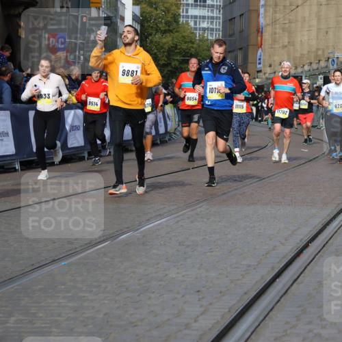 05.10.2025 - 20. swb-Marathon Bremen Strokosch-Dieckow http://msf.ph/oto/9235859 05.10.2025 10:55:16 Ziel 9201, 9318, 9350, 9514, 9654, 9881, 9933, 10003, 10116, 10260, 10326, 10970, 11042, 11115, 11140, 11431, 11702 meine-sportfotos.de