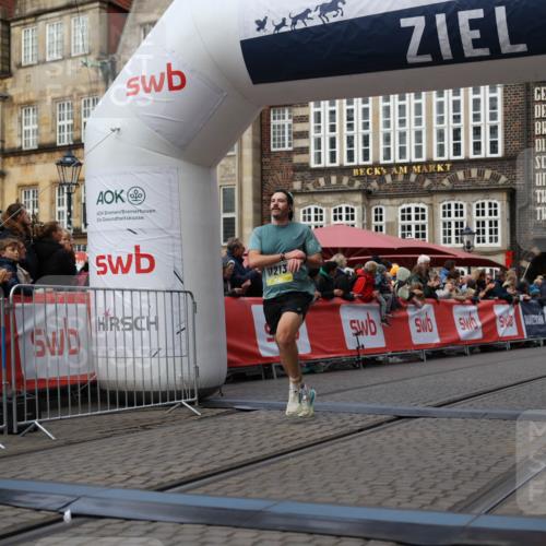 05.10.2025 - 20. swb-Marathon Bremen Yannick Fuchs http://msf.ph/oto/9235860 05.10.2025 10:37:22 Ziel 9565, 11213 meine-sportfotos.de