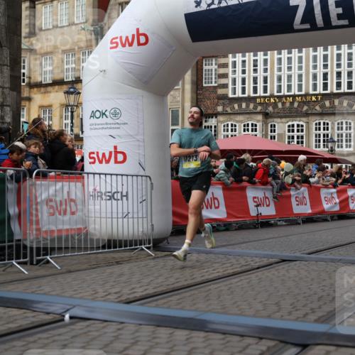 05.10.2025 - 20. swb-Marathon Bremen Yannick Fuchs http://msf.ph/oto/9235868 05.10.2025 10:37:23 Ziel 9565, 11213 meine-sportfotos.de