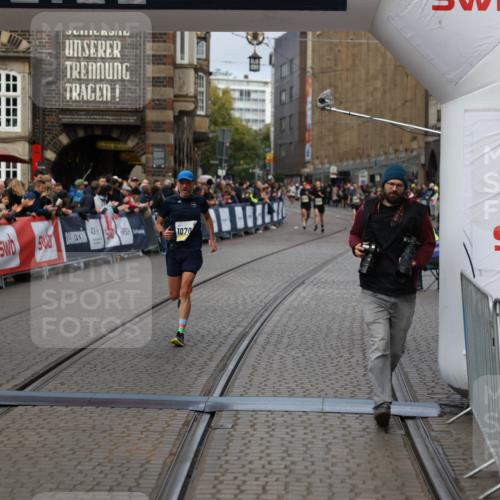 05.10.2025 - 20. swb-Marathon Bremen Yannick Fuchs http://msf.ph/oto/9235899 05.10.2025 10:37:27 Ziel 9565, 10704, 11213 meine-sportfotos.de