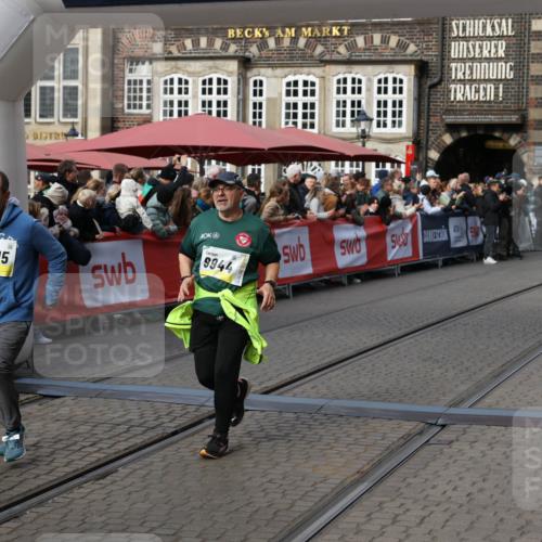 05.10.2025 - 20. swb-Marathon Bremen Yannick Fuchs http://msf.ph/oto/9235908 05.10.2025 11:05:28 Ziel 9440, 9515, 9690, 9713, 9908, 9944, 10255, 10828, 10990, 11106, 11501, 11540, 11707 meine-sportfotos.de