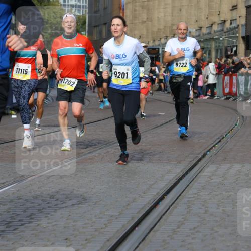 05.10.2025 - 20. swb-Marathon Bremen Strokosch-Dieckow http://msf.ph/oto/9235913 05.10.2025 10:55:19 Ziel 9201, 9350, 9514, 9654, 9722, 9881, 9902, 9933, 10116, 10256, 10260, 10970, 11042, 11115, 11380, 11431, 11702 meine-sportfotos.de