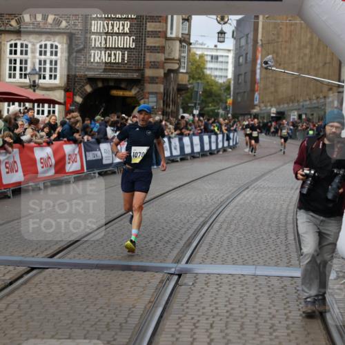 05.10.2025 - 20. swb-Marathon Bremen Yannick Fuchs http://msf.ph/oto/9235920 05.10.2025 10:37:27 Ziel 9565, 10704, 11213 meine-sportfotos.de