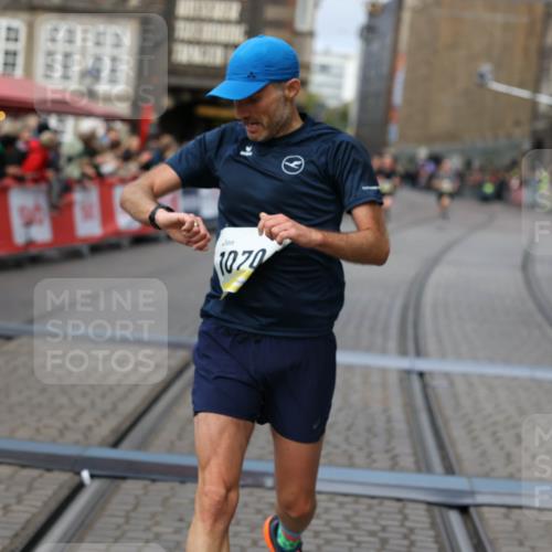 05.10.2025 - 20. swb-Marathon Bremen Yannick Fuchs http://msf.ph/oto/9235928 05.10.2025 10:37:30 Ziel 9565, 10704 meine-sportfotos.de
