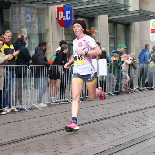 05.10.2025 - 20. swb-Marathon Bremen Strokosch-Dieckow http://msf.ph/oto/9235931 05.10.2025 10:43:58 Ziel 9361, 9614, 9919, 10044, 10348, 10351, 10505, 10649, 10666, 10816, 11645, 11648, 11659, 9361, 9614, 9919, 10044, 10348, 10351, 10505, 10649, 10666, 10816, 11645, 11648, 11659 meine-sportfotos.de