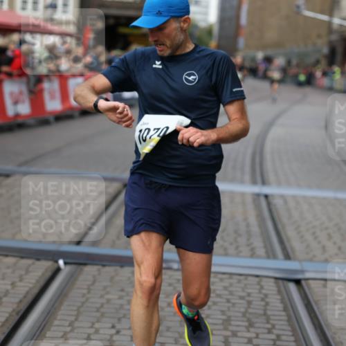 05.10.2025 - 20. swb-Marathon Bremen Yannick Fuchs http://msf.ph/oto/9235936 05.10.2025 10:37:30 Ziel 9565, 10704 meine-sportfotos.de