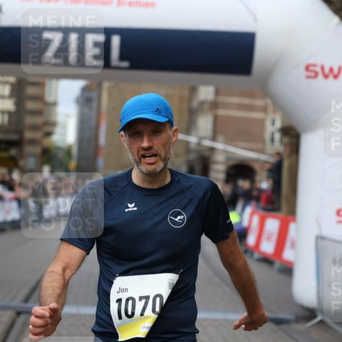 05.10.2025 - 20. swb-Marathon Bremen Yannick Fuchs http://msf.ph/oto/9235944 05.10.2025 10:37:30 Ziel 9565, 10704 meine-sportfotos.de