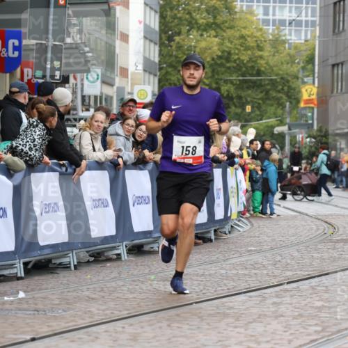 05.10.2025 - 20. swb-Marathon Bremen Strokosch-Dieckow http://msf.ph/oto/9235945 05.10.2025 12:38:55 Ziel 158 meine-sportfotos.de