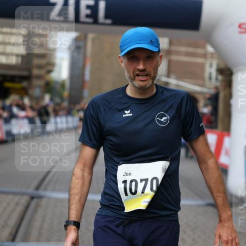 05.10.2025 - 20. swb-Marathon Bremen Yannick Fuchs http://msf.ph/oto/9235955 05.10.2025 10:37:30 Ziel 9565, 10704 meine-sportfotos.de