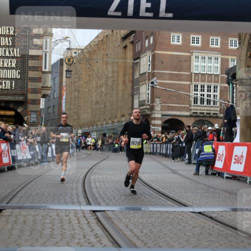 05.10.2025 - 20. swb-Marathon Bremen Yannick Fuchs http://msf.ph/oto/9235959 05.10.2025 10:37:34 Ziel 9586, 10358, 10704, 11021 meine-sportfotos.de