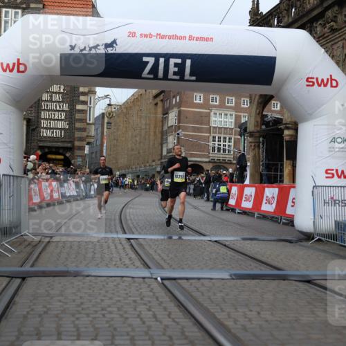 05.10.2025 - 20. swb-Marathon Bremen Yannick Fuchs http://msf.ph/oto/9235976 05.10.2025 10:37:35 Ziel 9586, 10358, 11021 meine-sportfotos.de