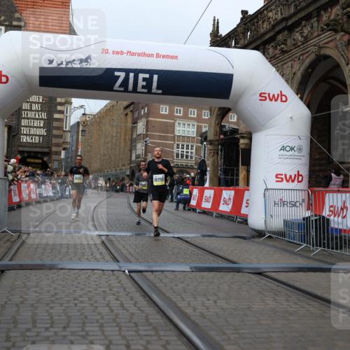 05.10.2025 - 20. swb-Marathon Bremen Yannick Fuchs http://msf.ph/oto/9235992 05.10.2025 10:37:35 Ziel 9586, 10358, 11021 meine-sportfotos.de