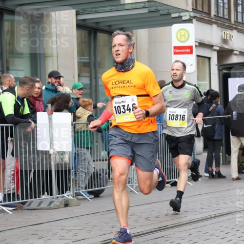 05.10.2025 - 20. swb-Marathon Bremen Strokosch-Dieckow http://msf.ph/oto/9235993 05.10.2025 10:44:04 Ziel 9361, 9897, 10044, 10348, 10505, 10666, 10816, 11648, 11659, 9361, 9897, 10044, 10348, 10505, 10666, 10816, 11648, 11659 meine-sportfotos.de