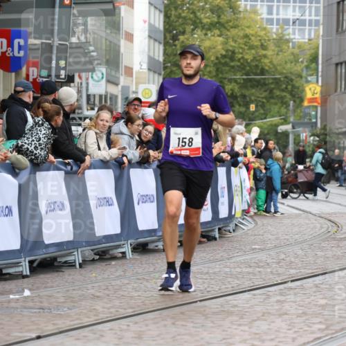 05.10.2025 - 20. swb-Marathon Bremen Strokosch-Dieckow http://msf.ph/oto/9235994 05.10.2025 12:38:55 Ziel 158 meine-sportfotos.de