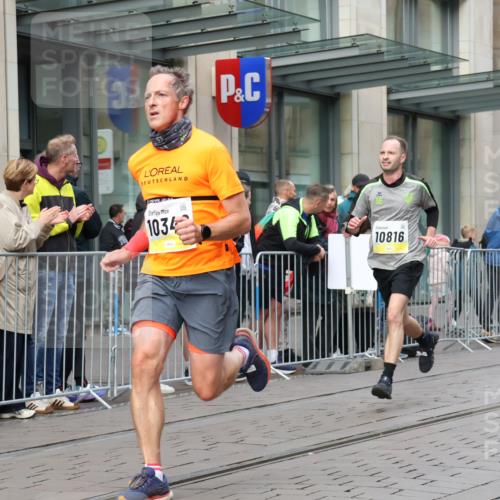 05.10.2025 - 20. swb-Marathon Bremen Strokosch-Dieckow http://msf.ph/oto/9236006 05.10.2025 10:44:04 Ziel 9361, 9897, 10044, 10348, 10505, 10666, 10816, 11648, 11659, 9361, 9897, 10044, 10348, 10505, 10666, 10816, 11648, 11659 meine-sportfotos.de