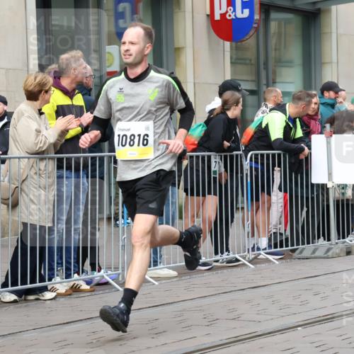 05.10.2025 - 20. swb-Marathon Bremen Strokosch-Dieckow http://msf.ph/oto/9236019 05.10.2025 10:44:05 Ziel 9361, 9897, 10044, 10348, 10505, 10666, 10816, 11659, 11666, 9361, 9897, 10044, 10348, 10505, 10666, 10816, 11659, 11666 meine-sportfotos.de