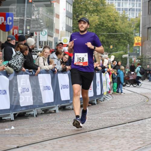 05.10.2025 - 20. swb-Marathon Bremen Strokosch-Dieckow http://msf.ph/oto/9236029 05.10.2025 12:38:55 Ziel 158 meine-sportfotos.de
