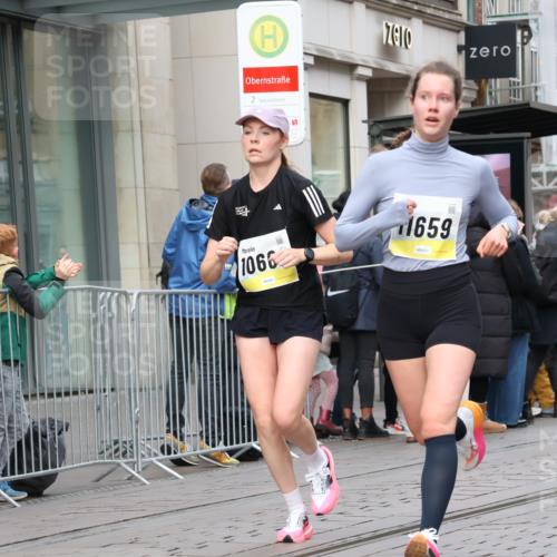 05.10.2025 - 20. swb-Marathon Bremen Strokosch-Dieckow http://msf.ph/oto/9236032 05.10.2025 10:44:06 Ziel 9361, 9897, 10044, 10505, 10666, 10816, 11659, 11666, 9361, 9897, 10044, 10505, 10666, 10816, 11659, 11666 meine-sportfotos.de