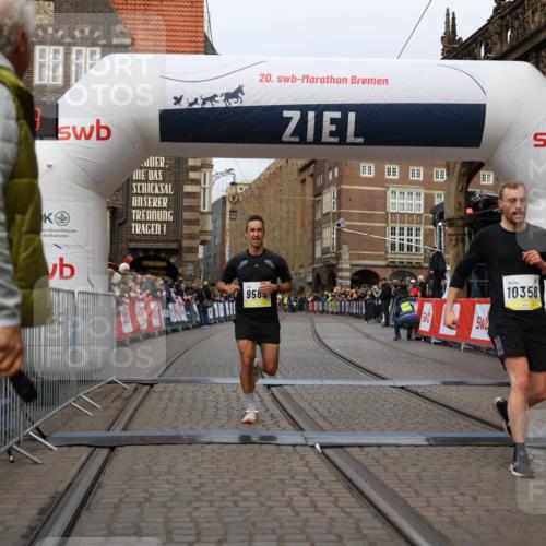 05.10.2025 - 20. swb-Marathon Bremen Yannick Fuchs http://msf.ph/oto/9236035 05.10.2025 10:37:37 Ziel 9586, 10358, 11021 meine-sportfotos.de