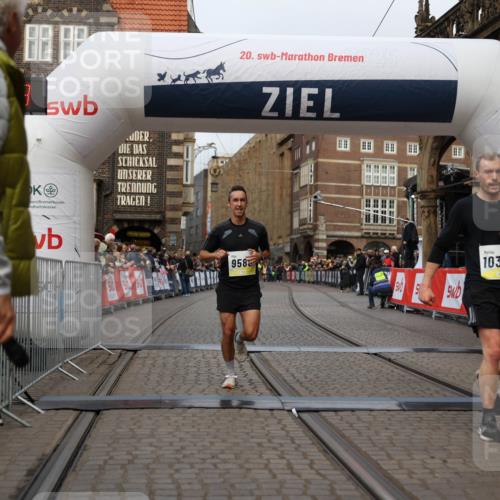 05.10.2025 - 20. swb-Marathon Bremen Yannick Fuchs http://msf.ph/oto/9236041 05.10.2025 10:37:37 Ziel 9586, 10358, 11021 meine-sportfotos.de