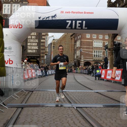 05.10.2025 - 20. swb-Marathon Bremen Yannick Fuchs http://msf.ph/oto/9236046 05.10.2025 10:37:37 Ziel 9586, 10358, 11021 meine-sportfotos.de