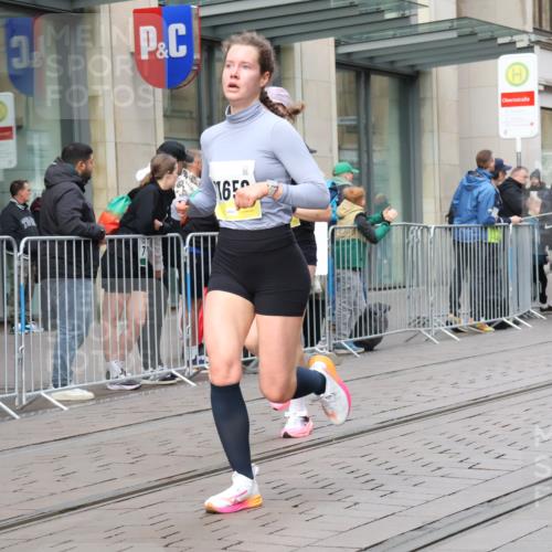 05.10.2025 - 20. swb-Marathon Bremen Strokosch-Dieckow http://msf.ph/oto/9236051 05.10.2025 10:44:07 Ziel 9361, 9897, 10044, 10505, 10554, 10666, 10816, 11659, 11666, 9361, 9897, 10044, 10505, 10554, 10666, 10816, 11659, 11666 meine-sportfotos.de
