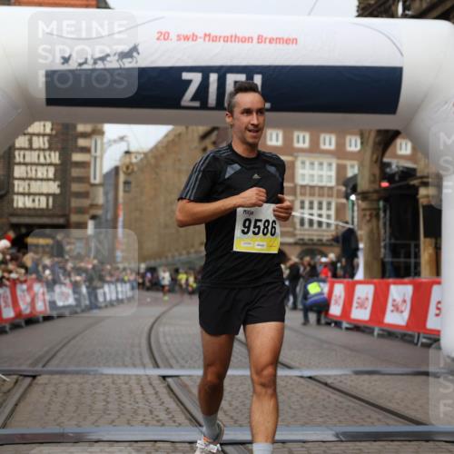 05.10.2025 - 20. swb-Marathon Bremen Yannick Fuchs http://msf.ph/oto/9236073 05.10.2025 10:37:38 Ziel 9586, 10358, 11021 meine-sportfotos.de